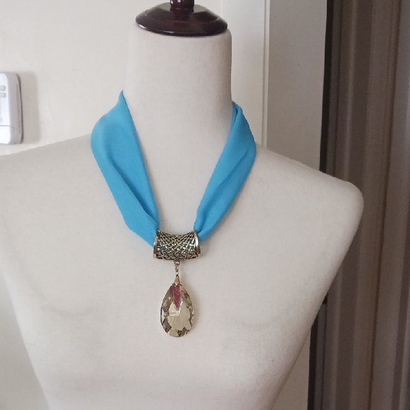 Necklace Drop Pendant Scarf Magnetic Closure Blue Gold - Picture 1 of 6